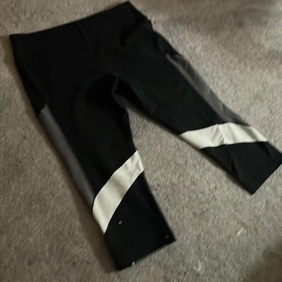 Nike crop leggings with mesh - Picture 2 of 3